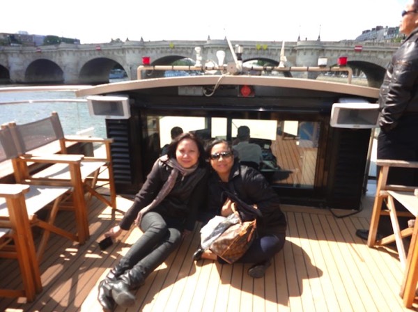 boatride Seine Paris France friends